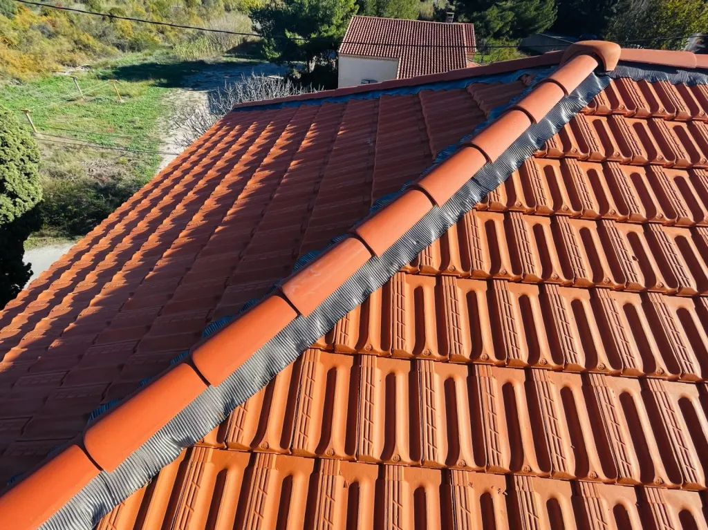 Réalisation des couvreurs de Solutoiture sur une changement de toiture de maison près de Aix en Provence