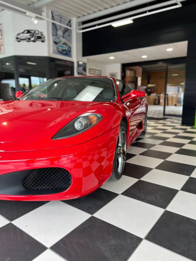 Mise en peinture de la carrosserie complète d'une Ferrari aux alentours de Le Havre