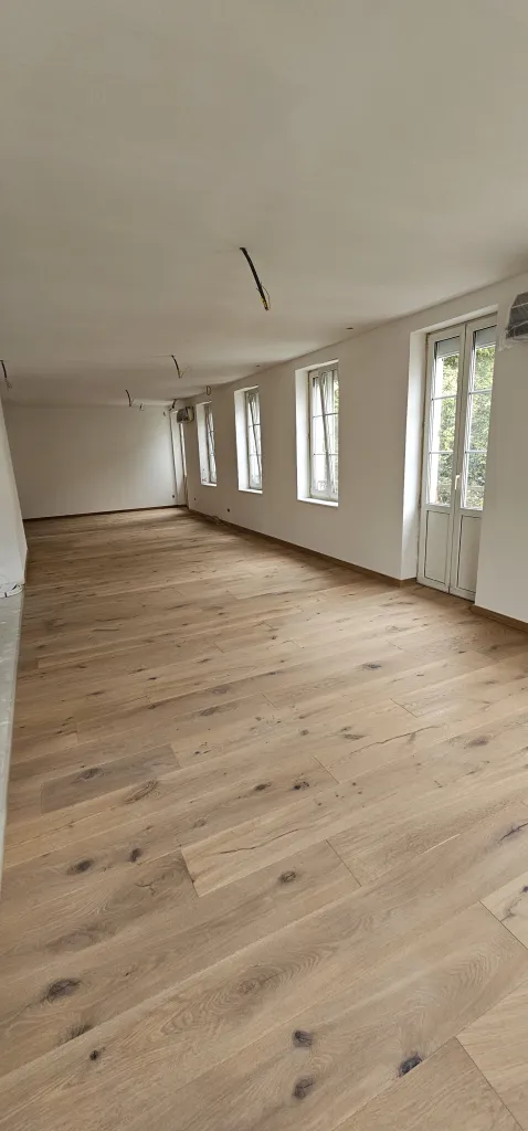 Pose de parquet bois massif ou contrecollé avec finitions soignées dans des bureaux modernes à Strasbourg
