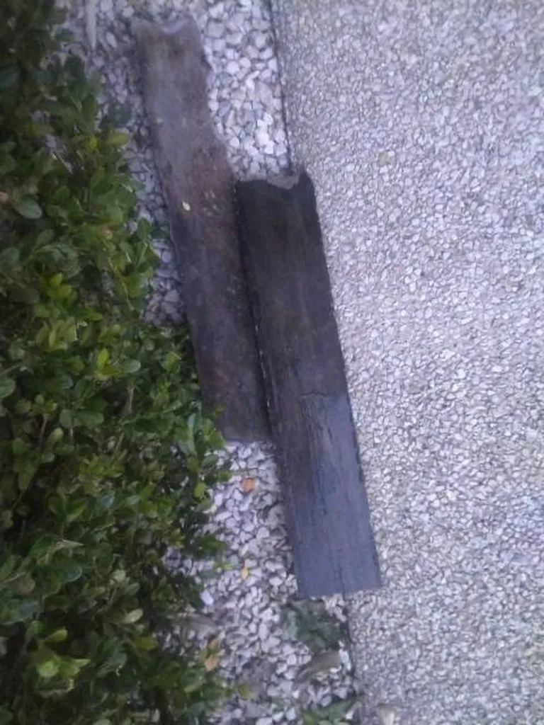 Plaque de ciment obstruant une canalisation à Pertuis