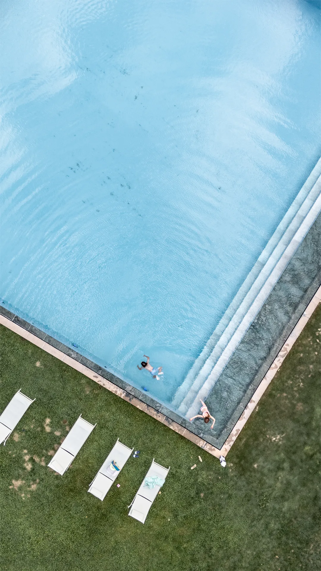 Louer propriété chateau pour clip musical vers Avignon proche Sorgues, Monteux, Aix: piscine vue dégagée, ambiance provençale luxe