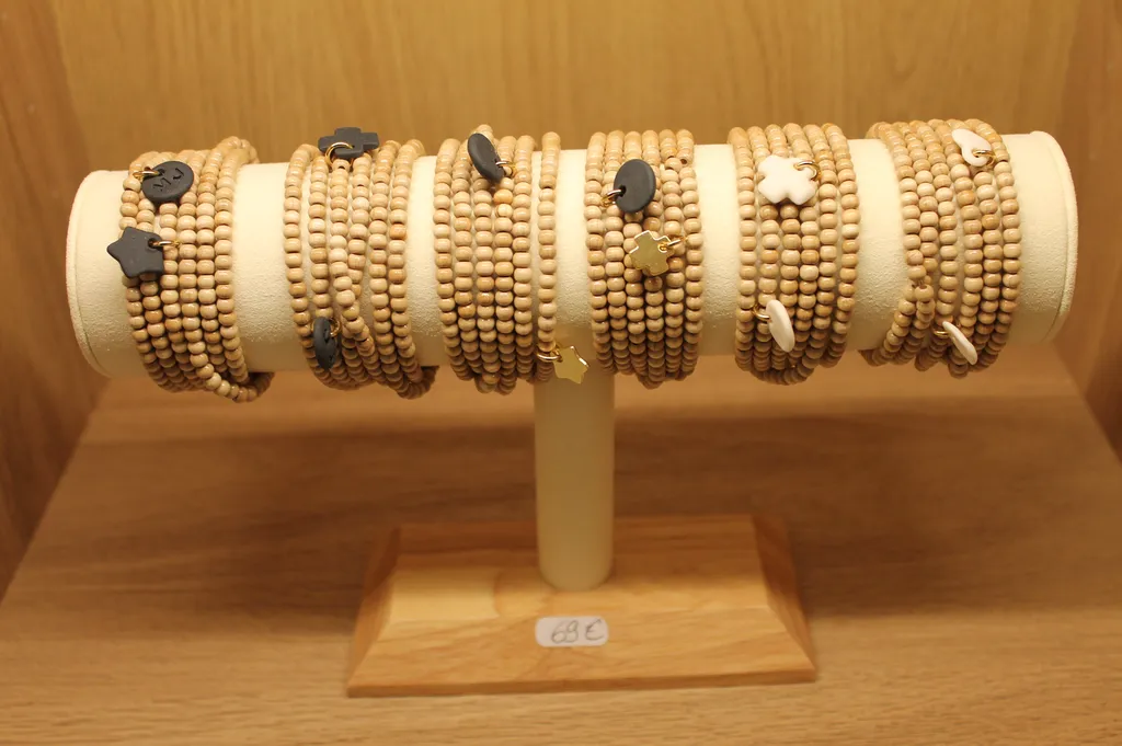 Acheter des bracelets en perles de bois et de la bijouterie artisanale pour un style écoresponsable à Nîmes proche d'Uzès