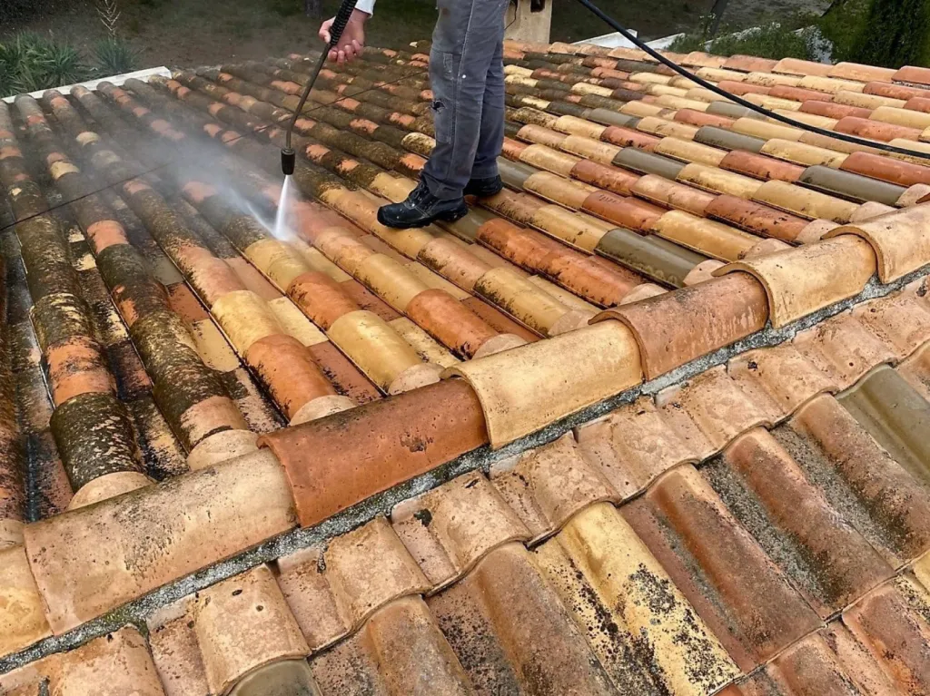 nettoyage des tuiles en cours sur martigues