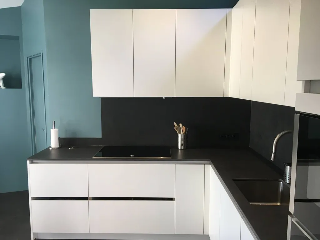Cuisiniste à lyon pour créer une cuisine carrée focntionnelle