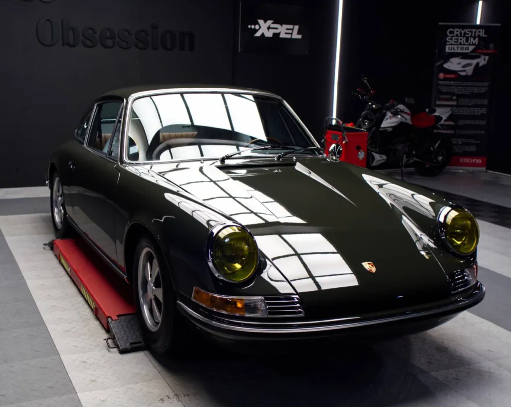 Préservation ultime pour cette Porsche 911 2.2 : le film de protection PPF XPEL protège sa carrosserie d’époque contre les rayures et impacts.