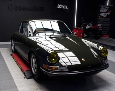 Préservation ultime pour cette Porsche 911 2.2 : le film de protection PPF XPEL protège sa carrosserie d’époque contre les rayures et impacts.