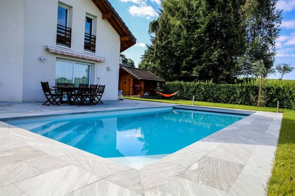 Piscine coque vue biais