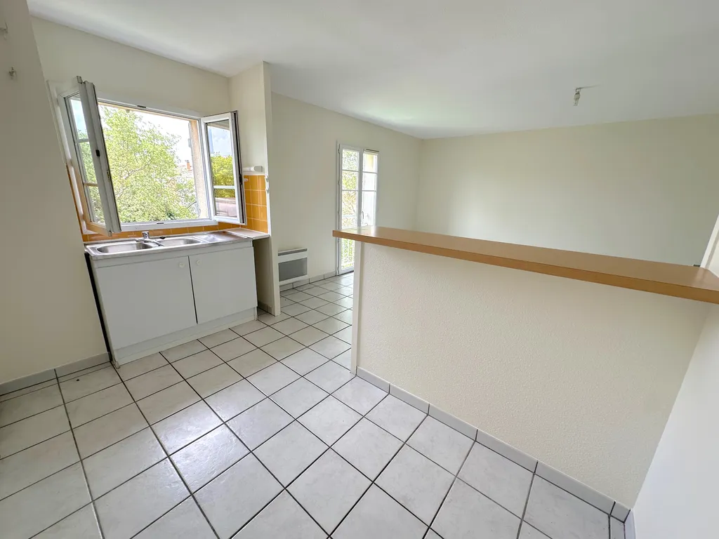 Appartement dans petite copropriété, cellier, parking couvert + extérieur - BRUGES