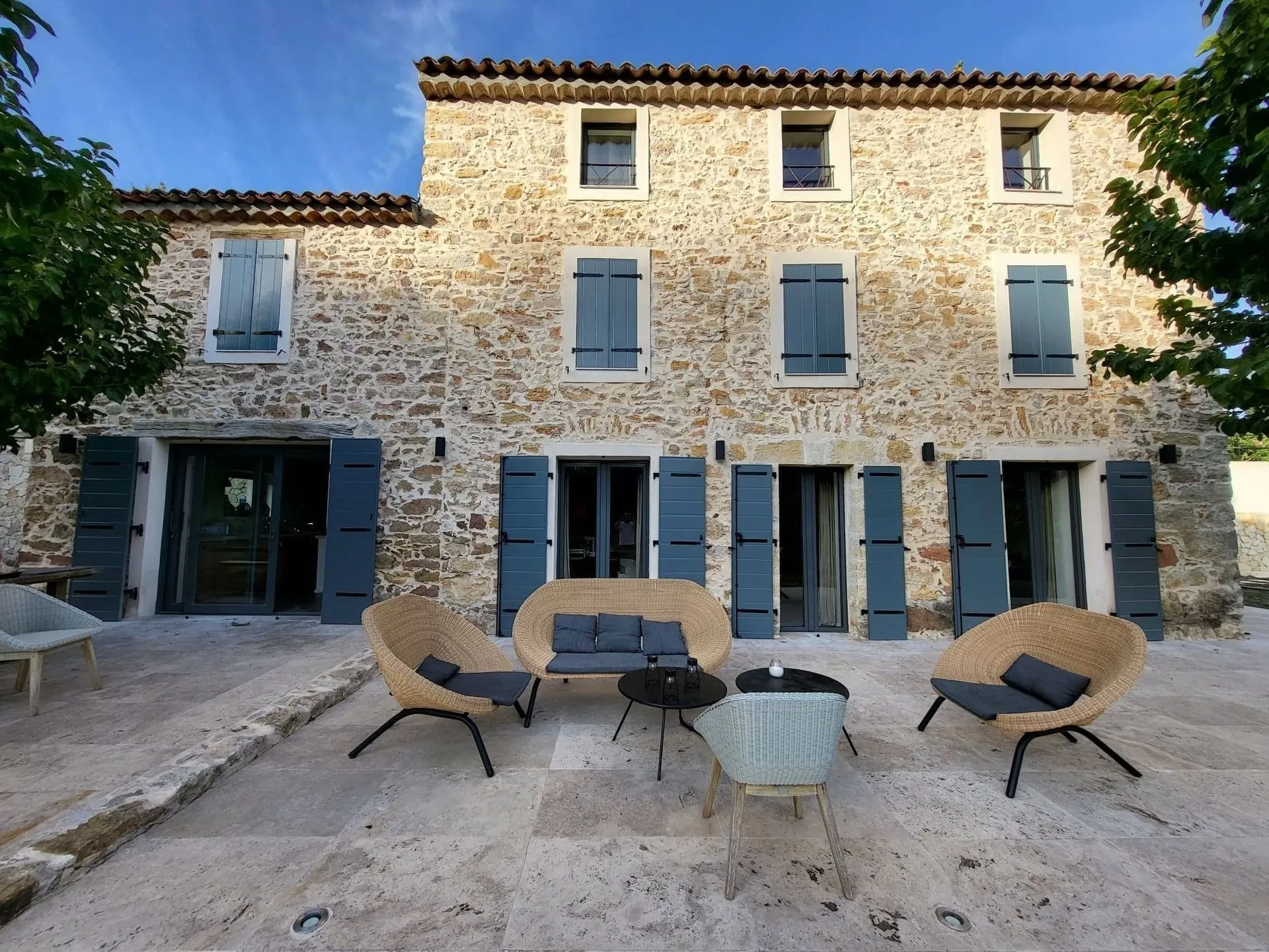 Rénovation des volets et des fenêtres de ce Mas