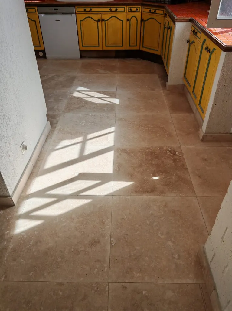 Pose de travertin et carrelage extérieur pour rénovation de terrasse et sols à La Cadière-d'Azur (83)