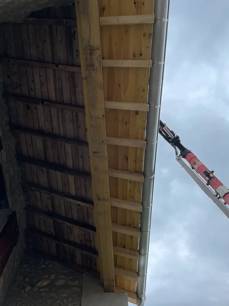 Remplacement d’une panne sablière sur charpente pour renforcer la structure lors d’une rénovation de toiture à Beaujeu (Rhône 69)