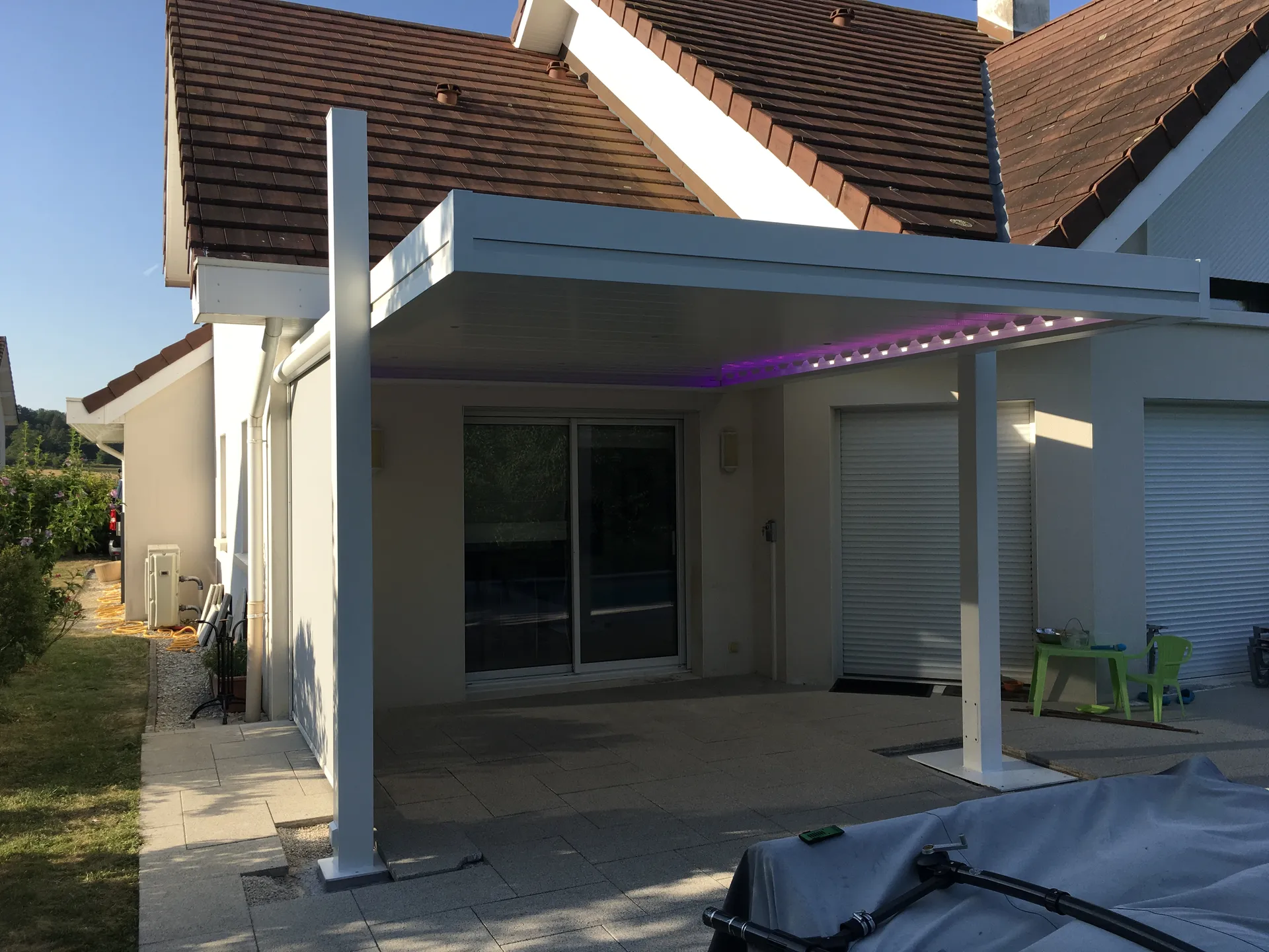 Pergola aluminium à Belfort conçue et installée par SB CONCEPT. Structure renforcée, toiture étanche, gestion intégrée des eaux pluviales