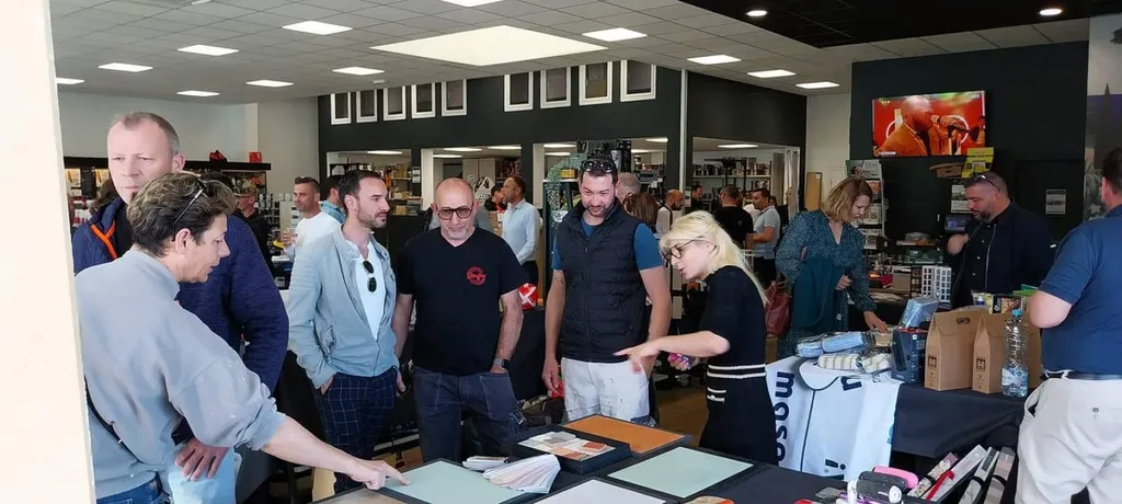 UNIKALO LA GARDE ,LE VAR