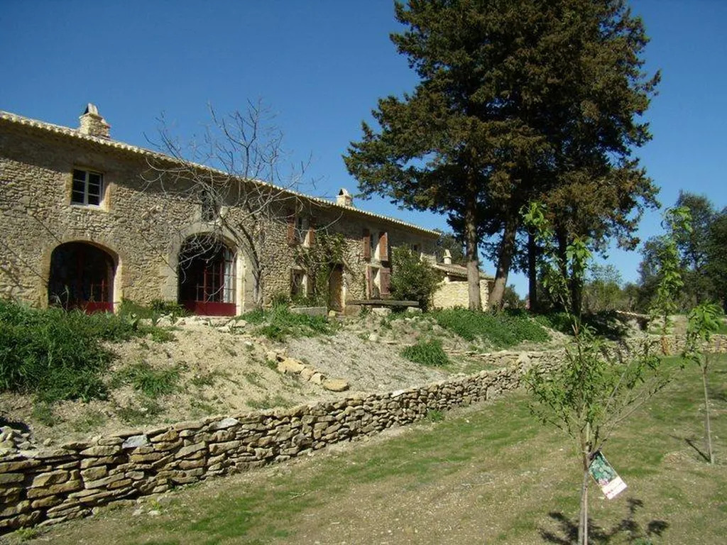 Drôme Provençale, ancienne ferme entièrement rénovée en bordure d'un agréable cours d'eau