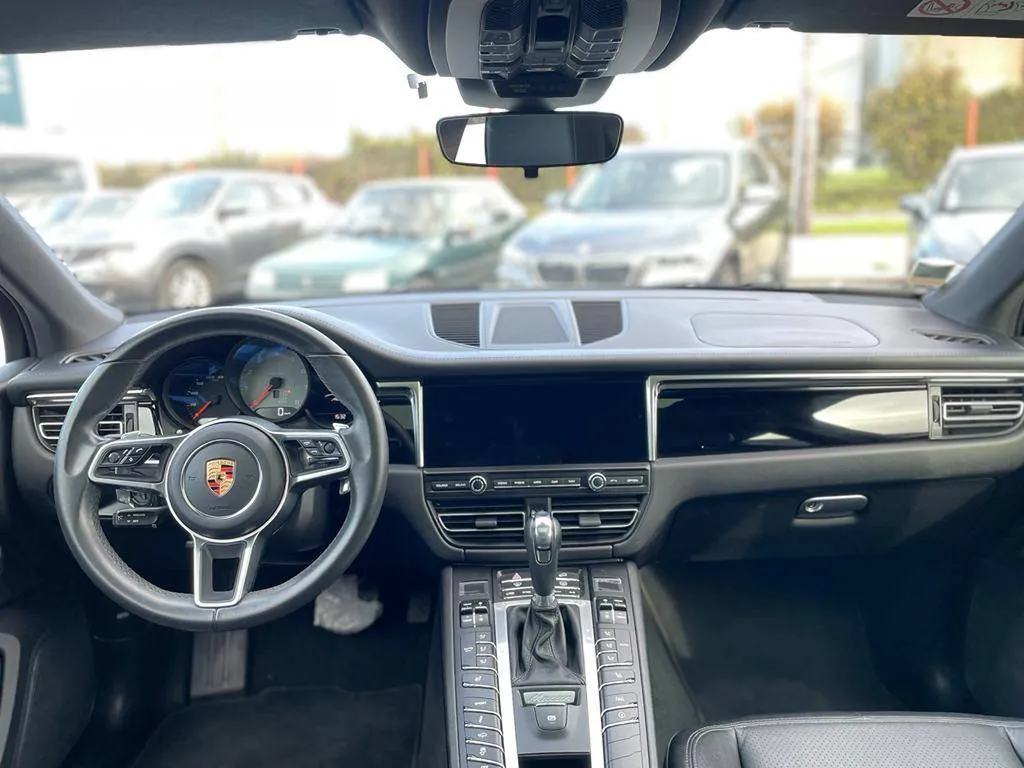 Silhouette élégante de la Porsche Macan à Deauville