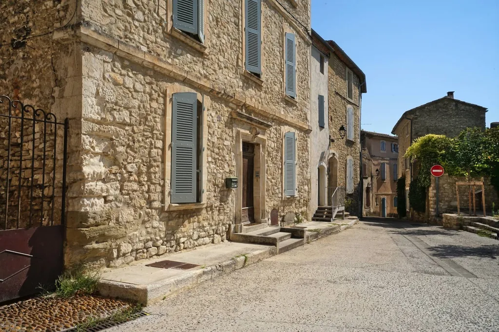 Vente - Velleron, Maison de village avec cour intérieure au coeur du centre historique