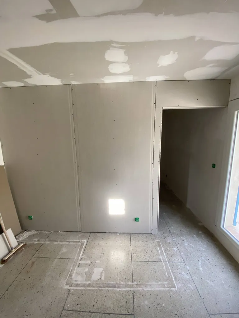 Pose d’un parquet stratifié dans une maison à Bormes les mimosas