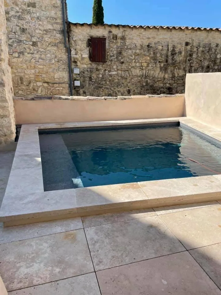 MARGELLES DE PISCINE EN TRAVERTIN BEIGE 1ER CHOIX CLASSIC BORD DROIT AU FORMAT 61 X 33 X 5 CM 