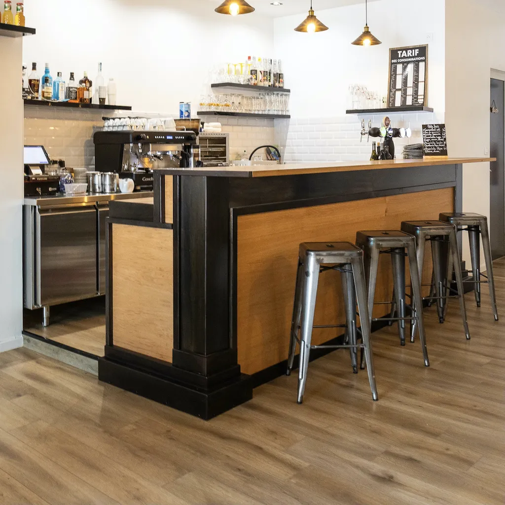 Bar en bois et fer pour le Bar Factory au centre ville d’Aubenas en Ardèche