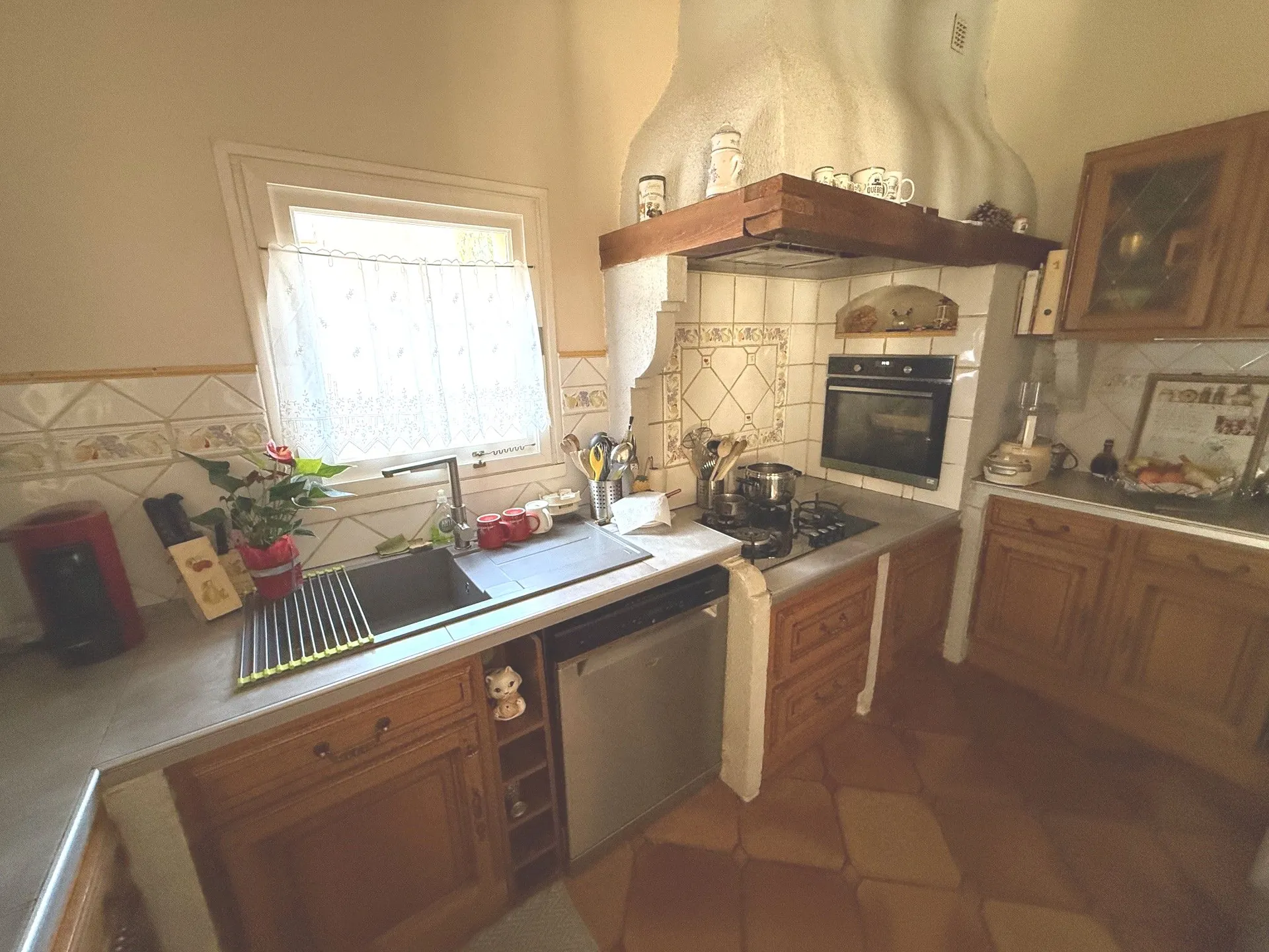 Cuisine semi ouverte donnant sur la véranda