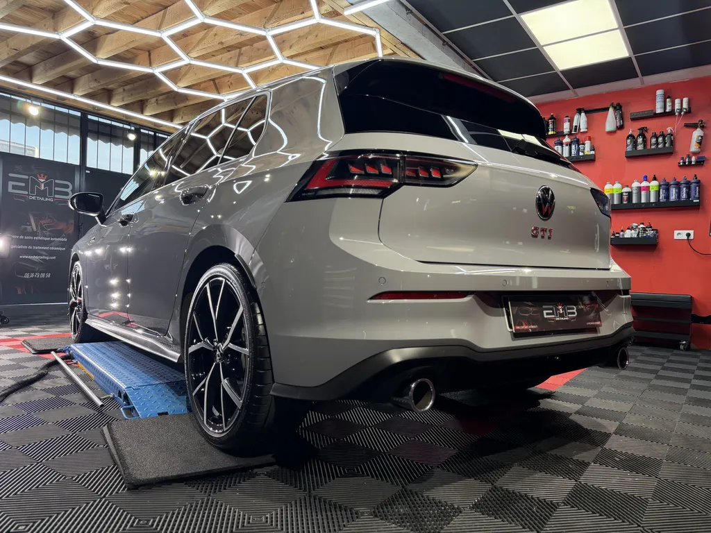 Rénovation carrosserie et traitement céramique Volkswagen Golf 8 GTI à Dardilly proche Lyon avec polissage professionnel par EMB DETAILING
