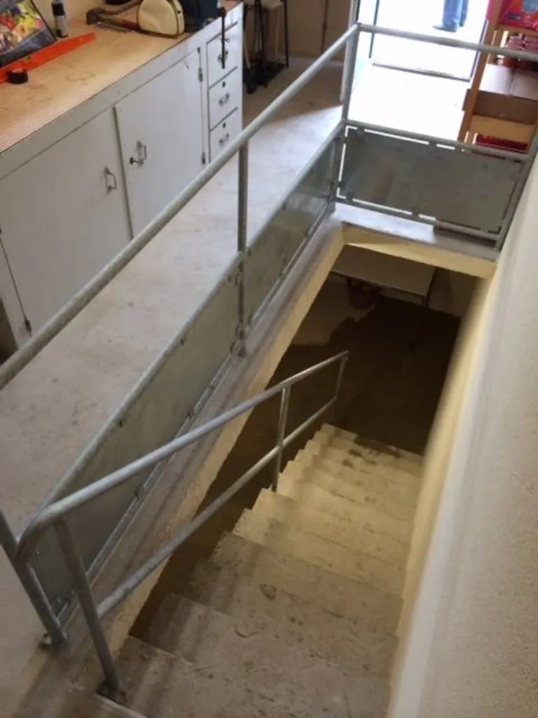 pose d'un garde corps pour sécuriser une descente d'escaliers dans l'Eure 27