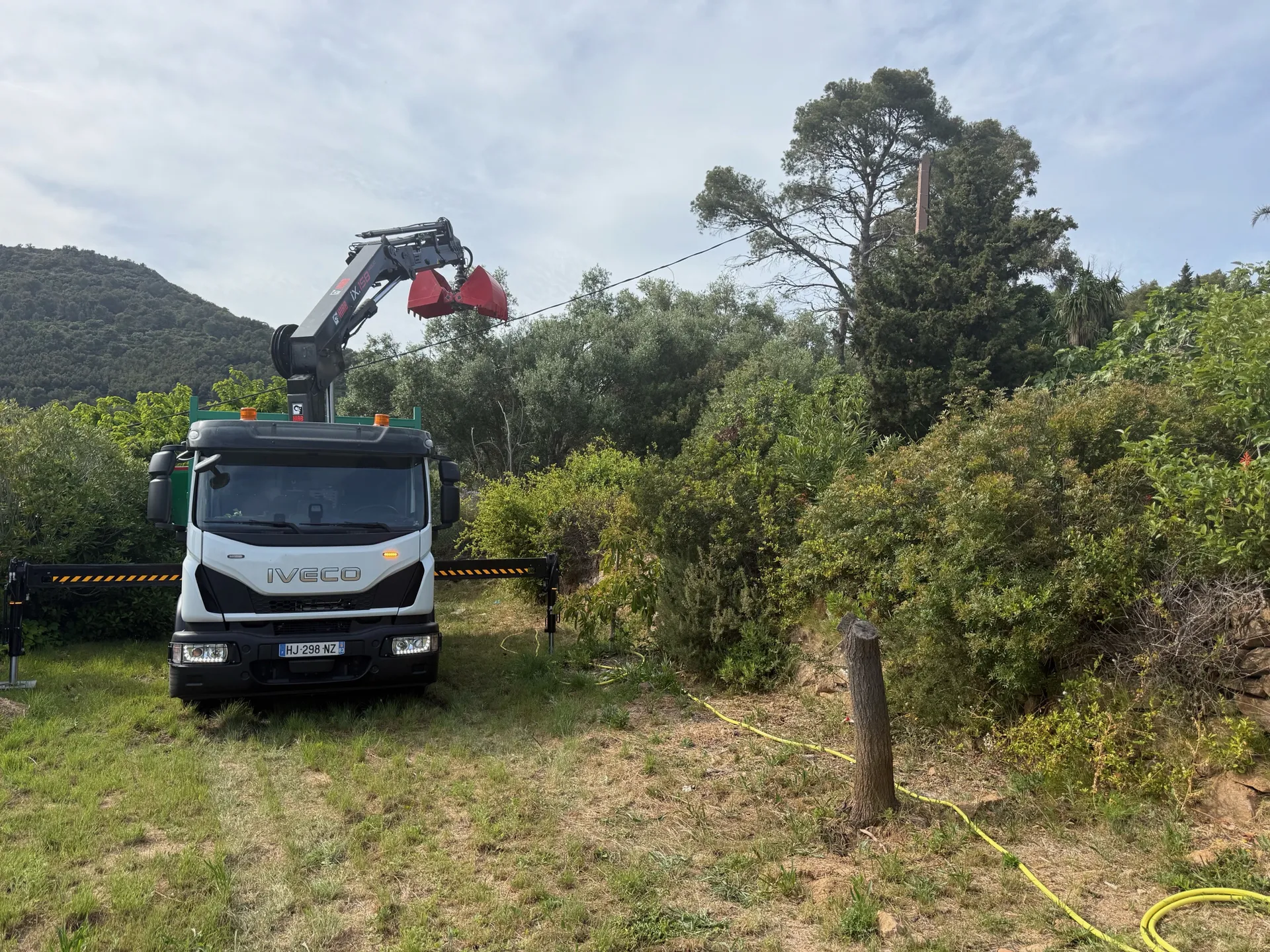 livraison de terreau pour enrichir la terre avec la grue au Pradet