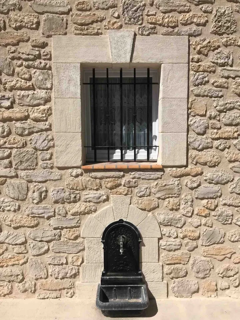 Création de motifs personnalisés sculptés dans l'enduit à la chaux proche de Narbonne