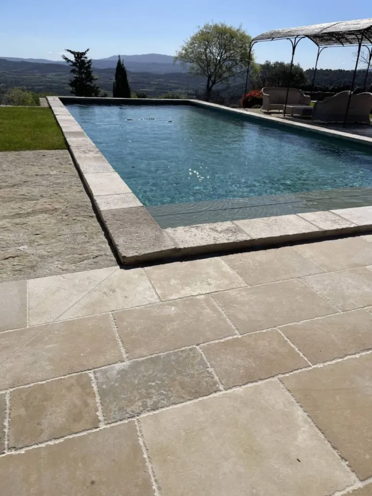 Terrasse et piscine avec margelle grise en pierre naturelle : design épuré, contemporain et moderne, livraison partout en France