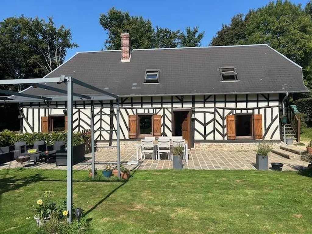 A Vendre Maison Normande restaurée édifiée sur un terrain clos de 6 602 m² avec grange.