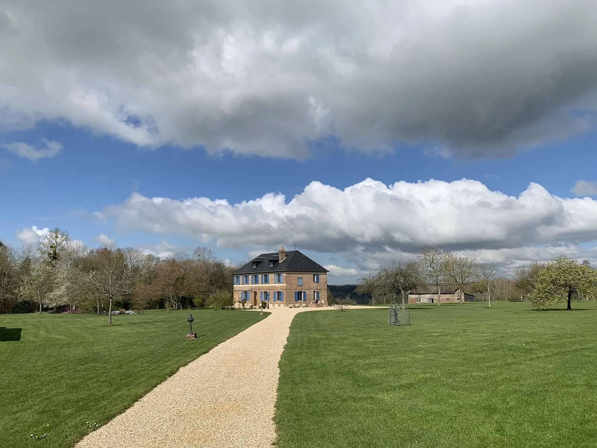 A VENDRE PROPRIETE AVEC 18HA de TERRAIN, entre LISIEUX 14100 et LIVAROT 14140