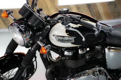 Préparation esthétique avant vente et polissage carrosserie sur Triumph Classic à Senlis