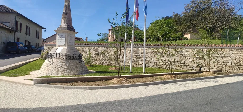 Aménagement du bourg et monument aux morts