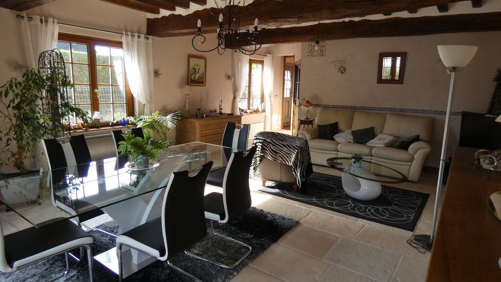 Vends : Charmante maison entièrement rénovée, offrant des pièces de vie spacieuses et lumineuses, idéale pour les réunions familiales.