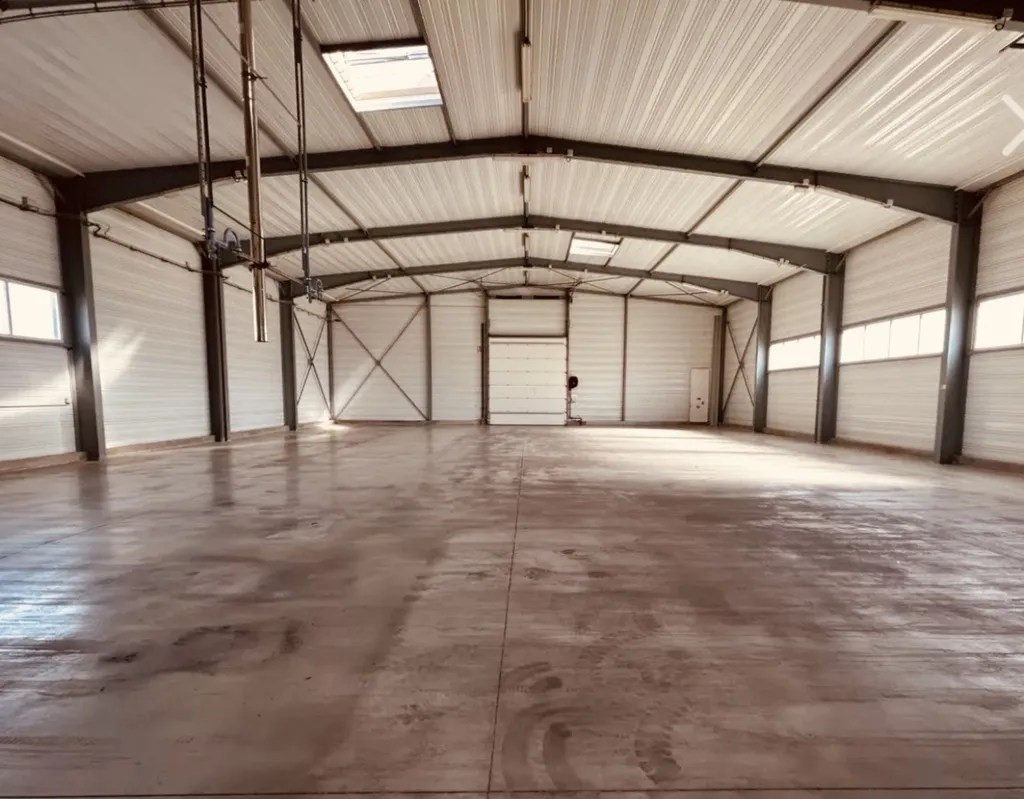 À Perpignan/ Rivesaltes dans les Pyrénées-Orientales, découvrez cet entrepôt de 870m² avec bureaux sur terrain de 5000m² offrant un accès PL optimal et une proximité péage stratégique.