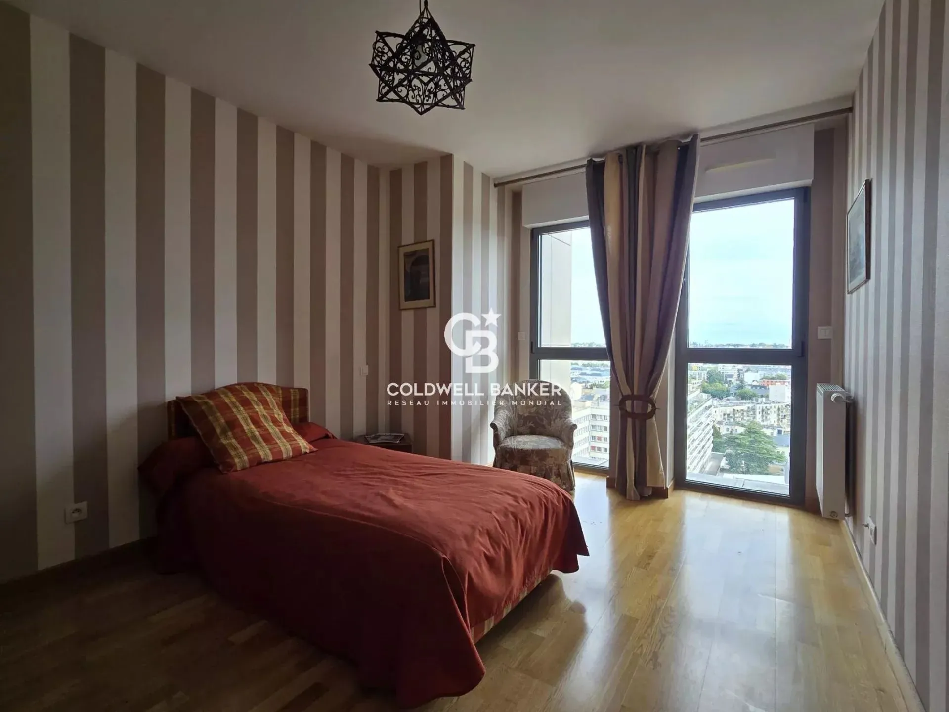 appartement d’exception à vendre au Mans, idéalement situé au 13ᵉ étage d’une résidence haut de gamme en plein centre-ville