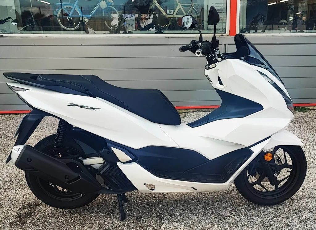 HONDA PCX 125 DU 07/2024 AVEC 4200 KM