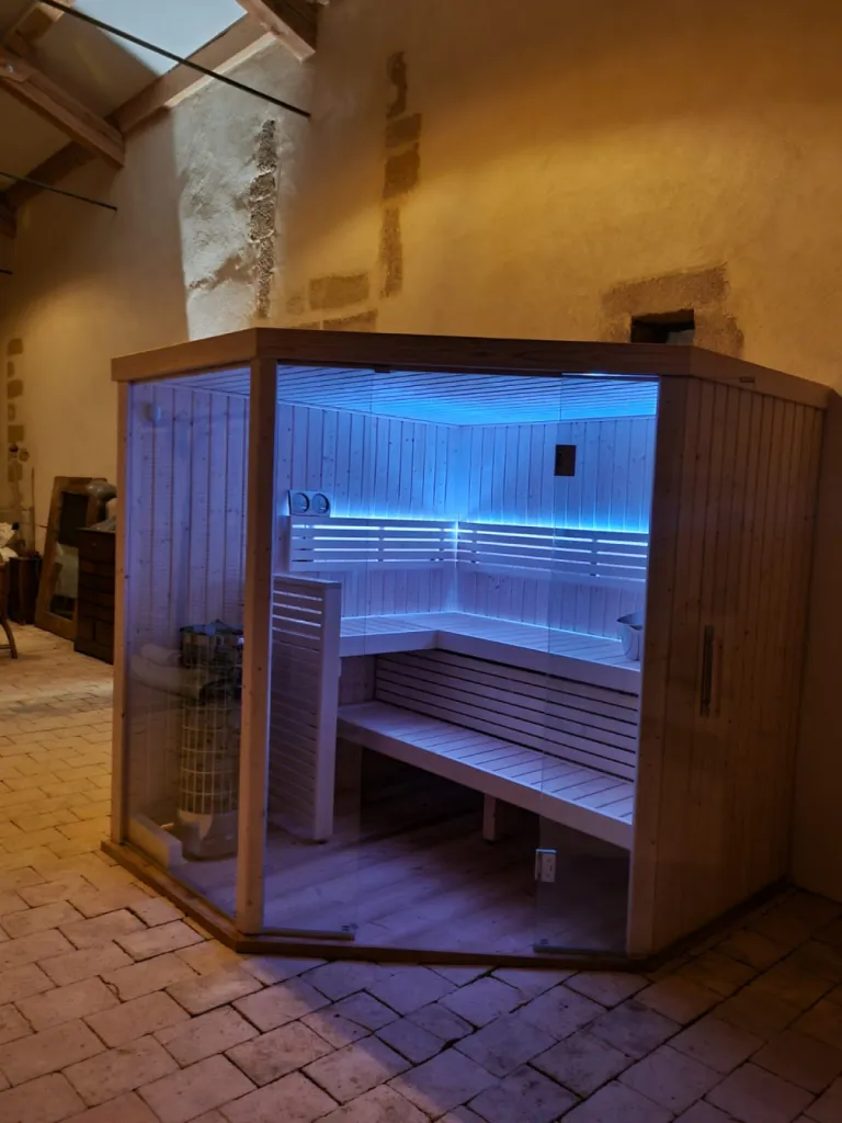 Pose et installation intérieur sauna traditionnel avec vitrage d’angle avec poêle Harvia, 6 personnes à Saint Laurent la Vernède proche Saint Quentin la Poterie et Moussac