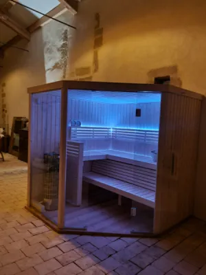 Pose et installation intérieur sauna traditionnel avec vitrage d’angle avec poêle Harvia, 6 personnes à Saint Laurent la Vernède proche Saint Quentin la Poterie et Moussac