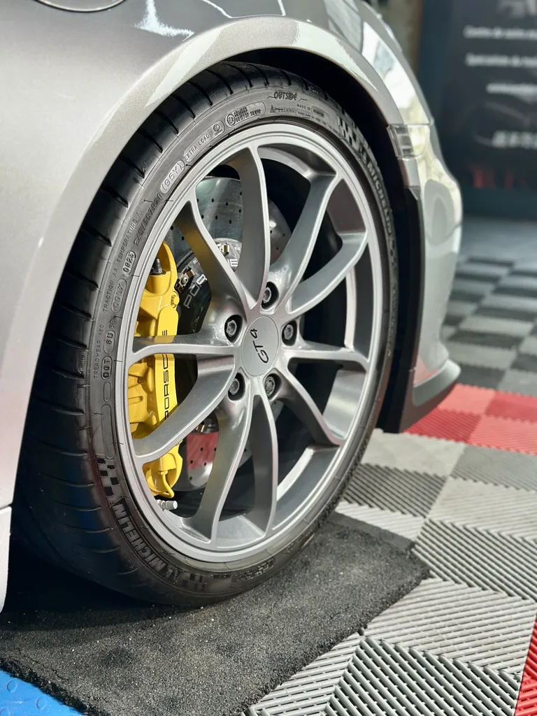 Protection carrosserie sur Limonest spécialiste porsche GT4