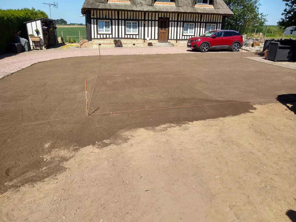 Réalisation d’une pelouse en gazon de placage à Manneville-la-Goupil