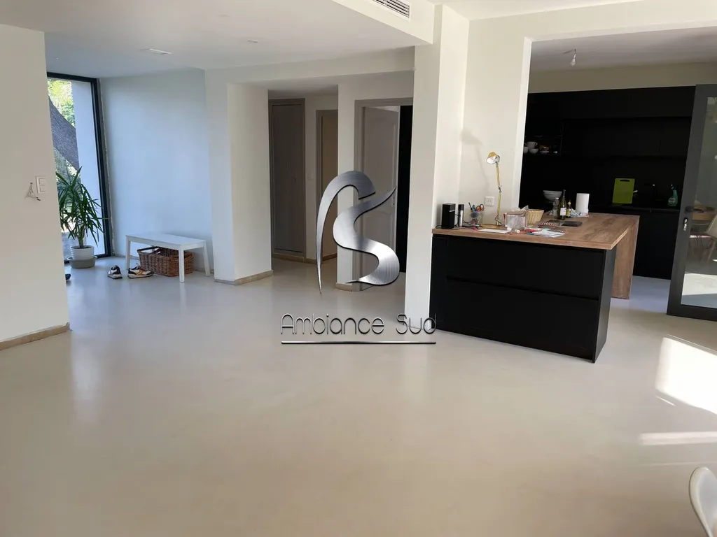 Faire appel à un artisan pour une rénovation de maison en béton ciré à Six Fours à côté de Toulon