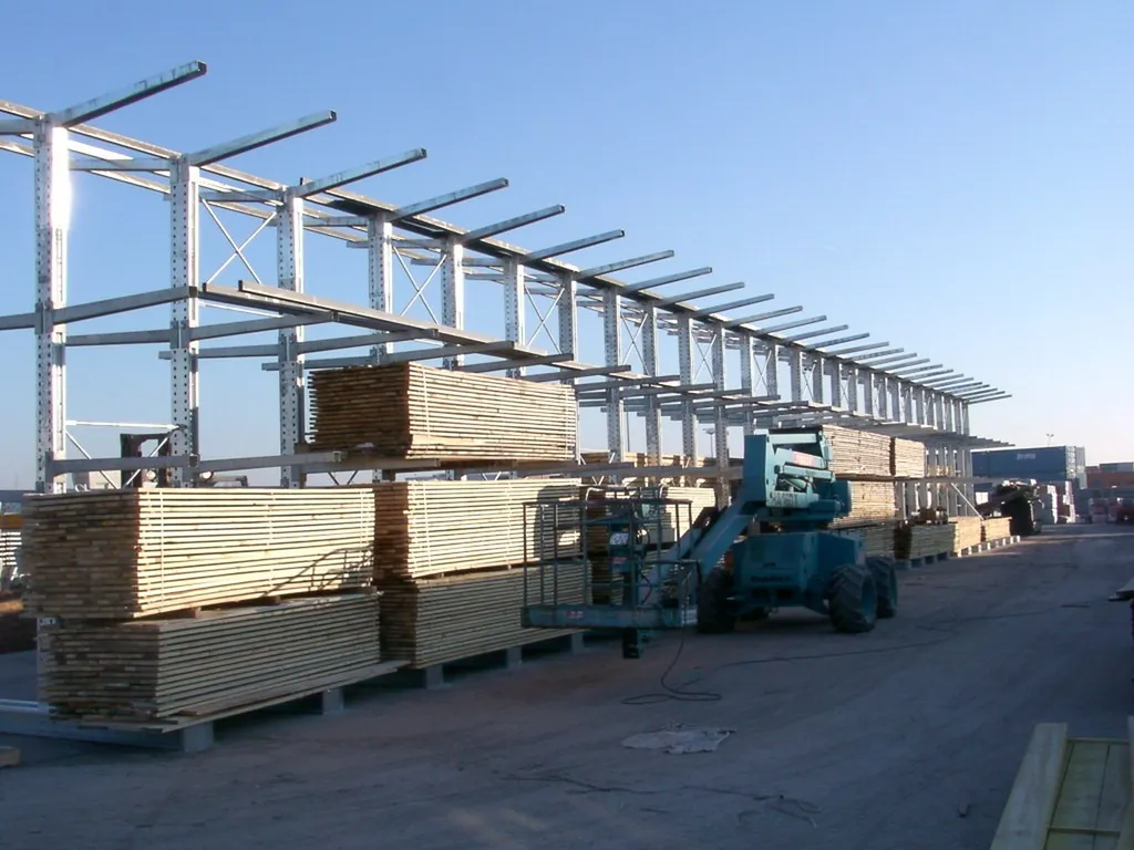 Installer un rayonnage cantilever galvanisé à chaud pour charges longues en extérieur à Toulouse et en Île-de-France