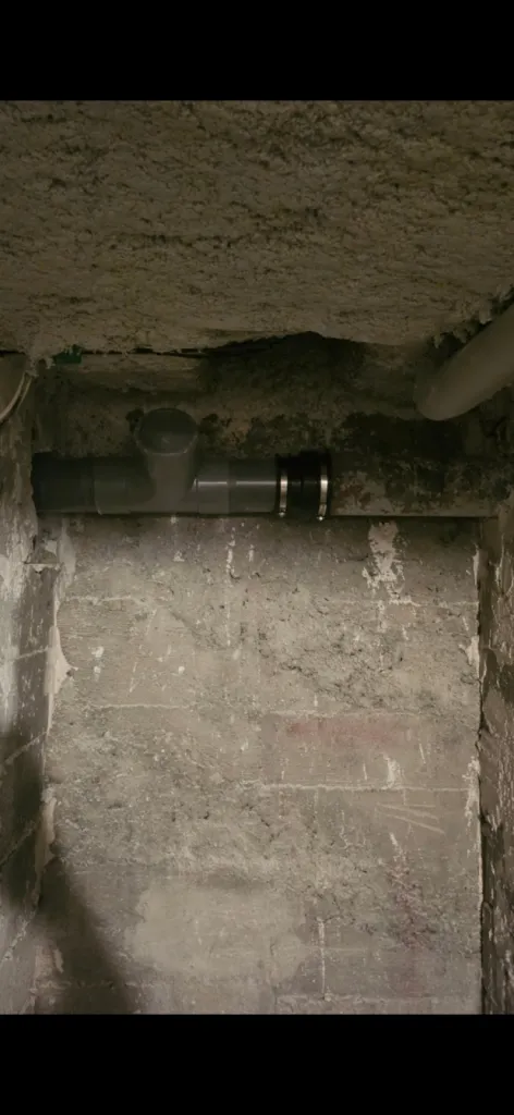 Remplacement d'un tronçon de collecteur d'eaux usés dans une copropriété a Cannes 