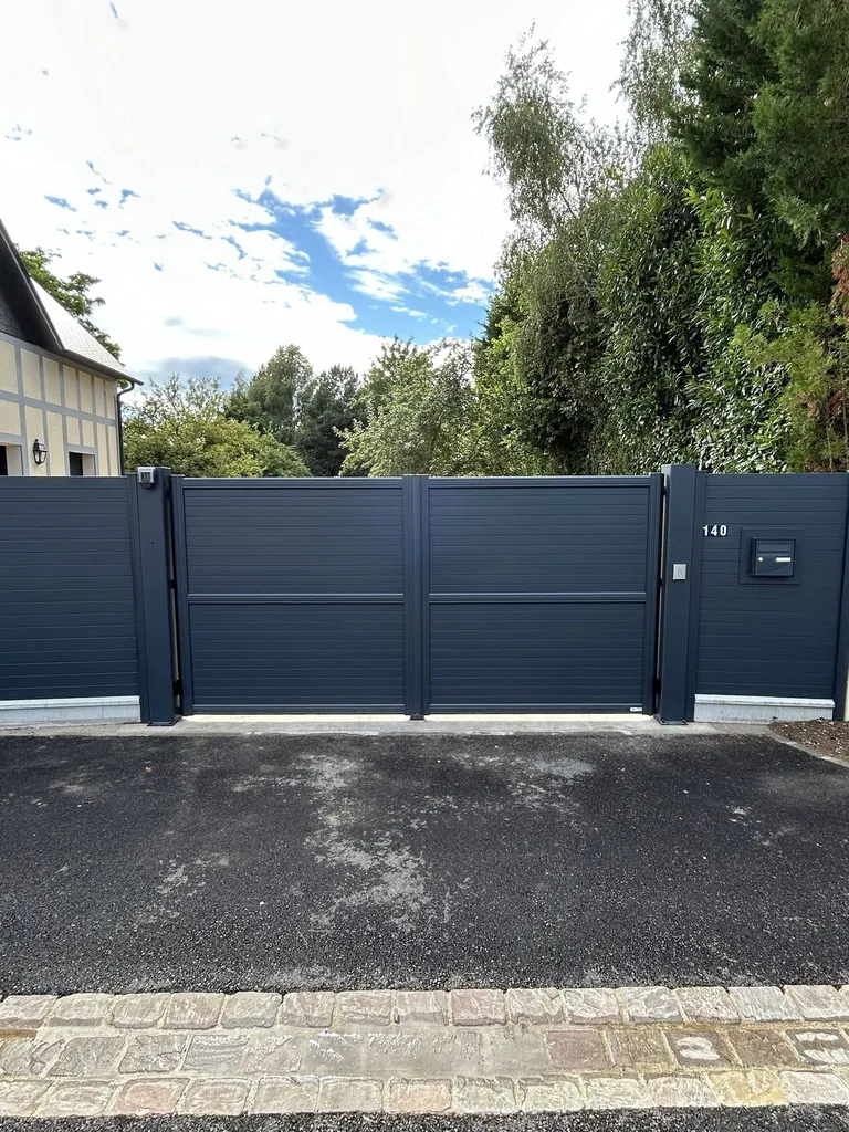 Installation de Portail Alu Battant Motorisé, Modèle Moderne, Sur-Mesure à Deauville dans le Calvados 14 et Trouville-sur-Mer