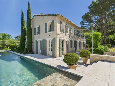 Mas de caractère à vendre dans le village provençal de Saint Rémy