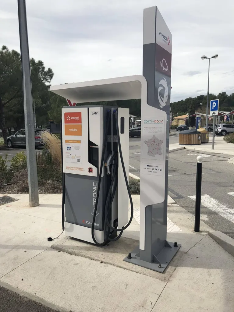 Installation de borne de recharge électrique sur autoroute