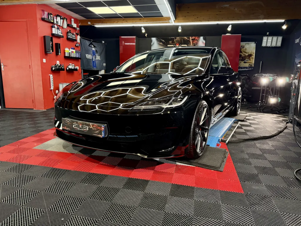 Préparation esthétique et traitement céramique Tesla Model 3 noir neuf à Écully proche Lyon avec protection carrosserie haut de gamme EMB DETAILING