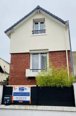 Travaux d’isolation extérieure sur une maison en briques au Havre, alliant performance énergétique et modernité.