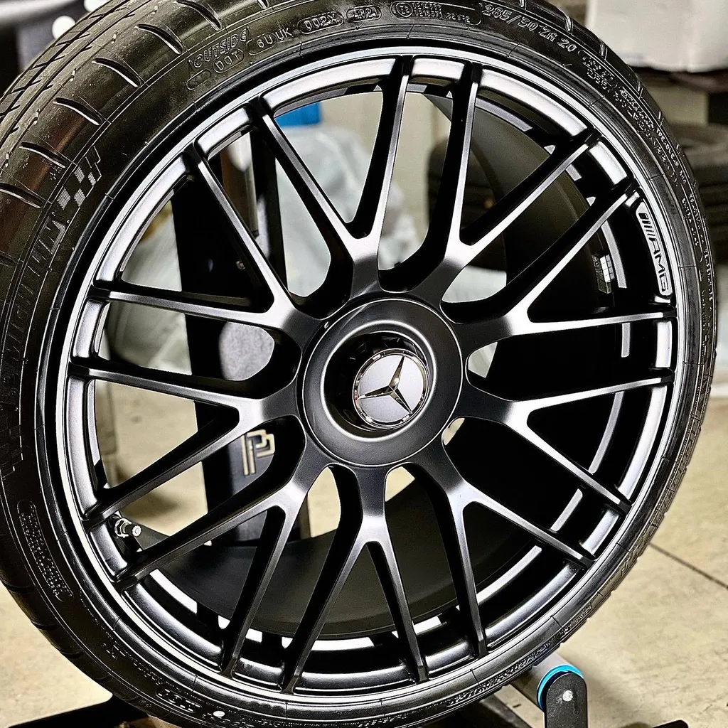 Pose de protection PPF sur la carrosserie d'une Mercedes C63 S AMG à Lyon dans le Rhône